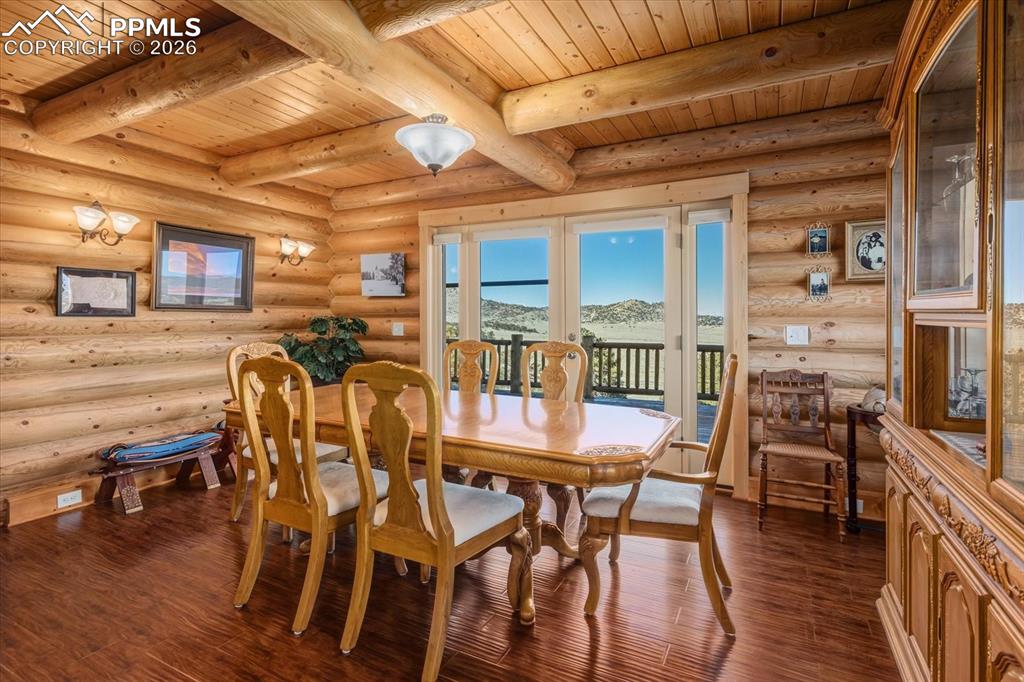 Image 18 of 49: Dining Area