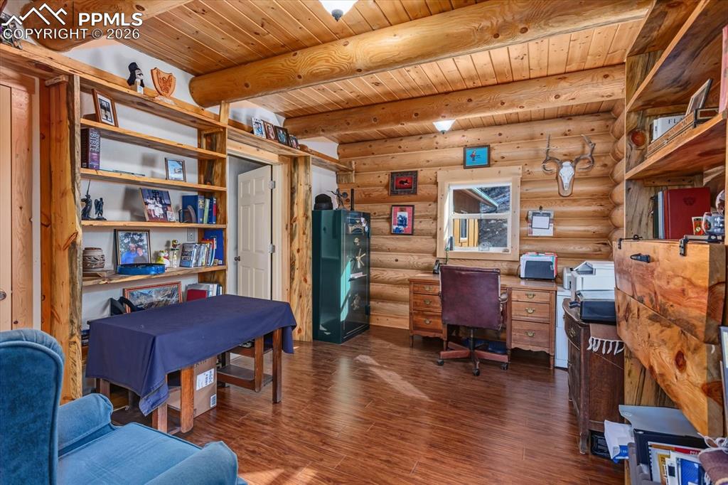 Image 19 of 49: Office