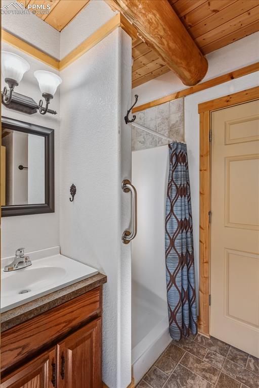 Image 21 of 49: Bathroom