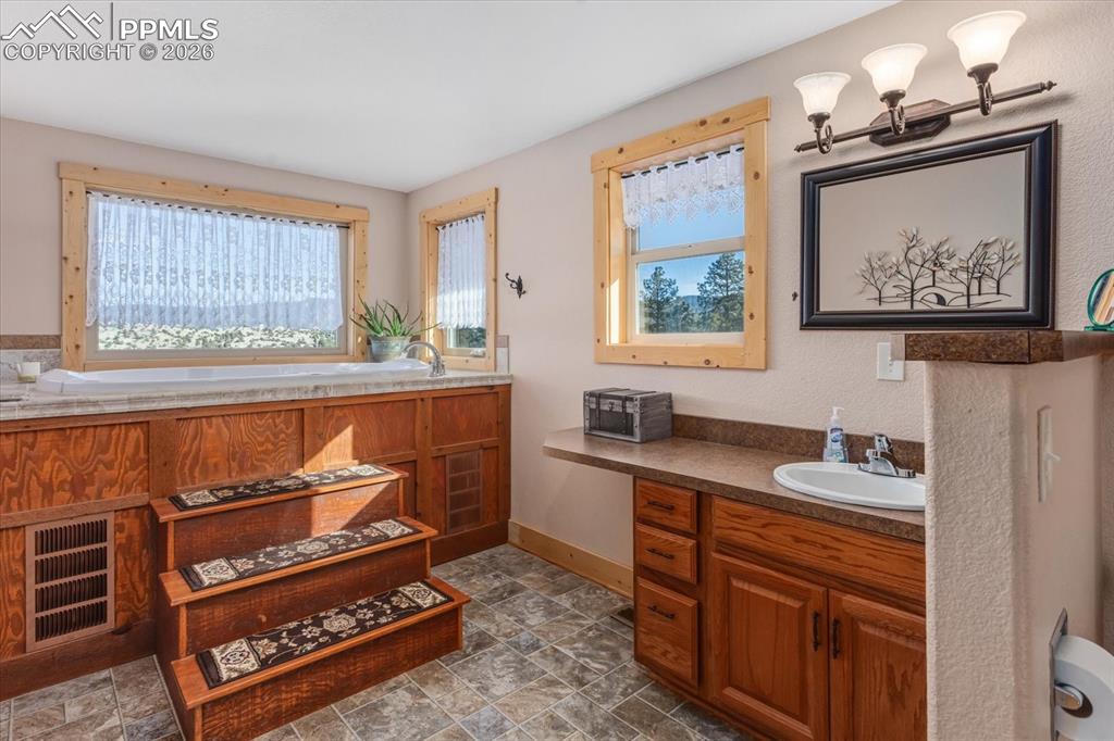 Image 27 of 49: Bathroom