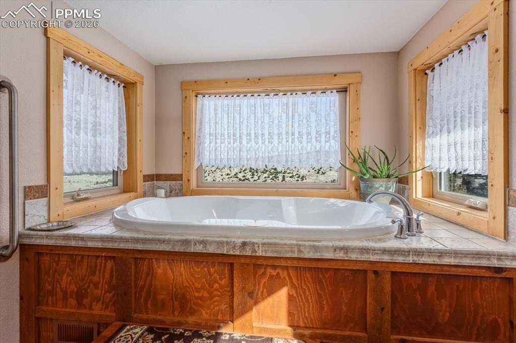 Image 28 of 49: Bathroom