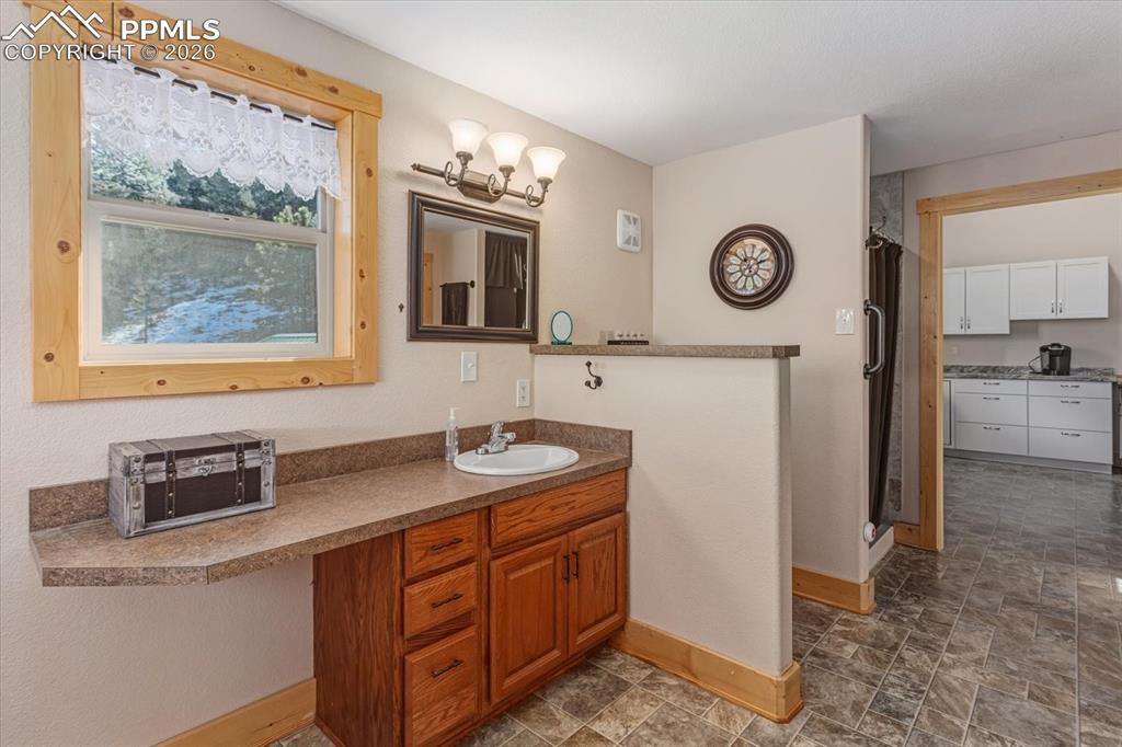 Image 29 of 49: Bathroom