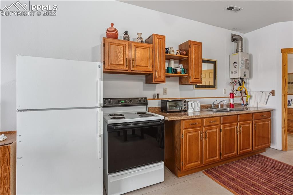 Image 35 of 49: Kitchen