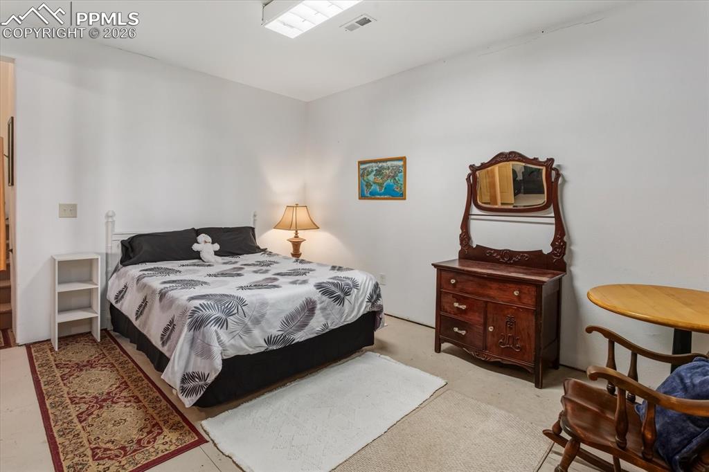 Image 38 of 49: Bedroom