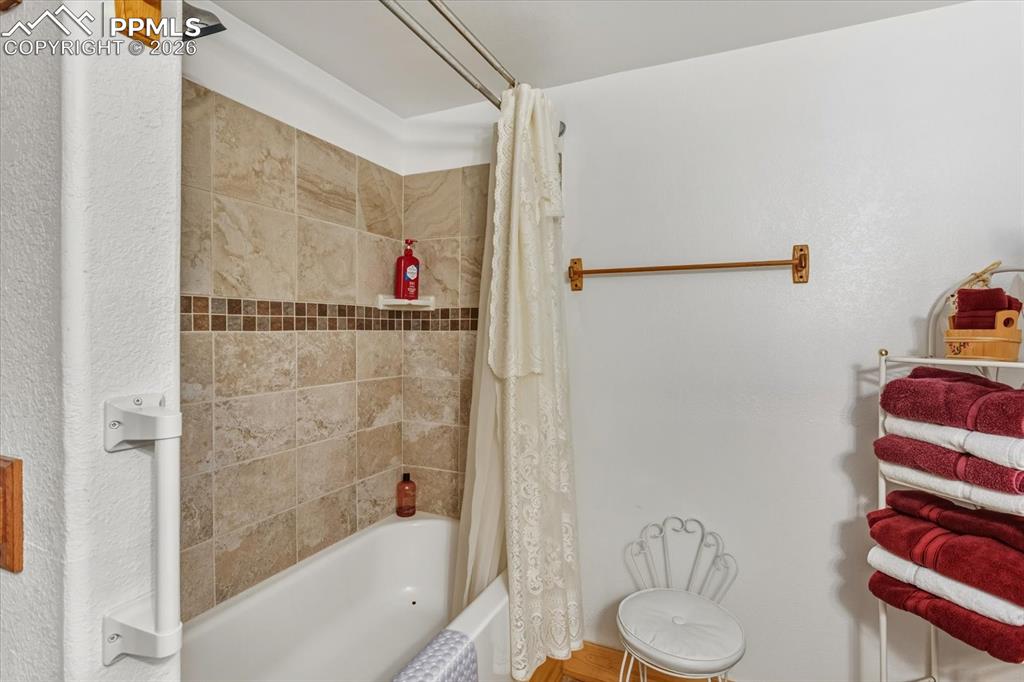 Image 40 of 49: Bathroom