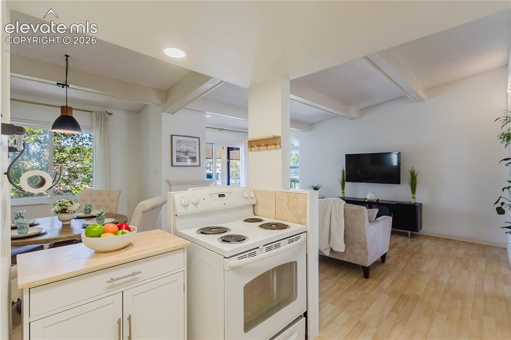 Image 13 of 41: Kitchen