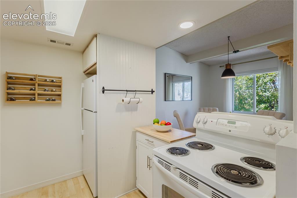 Image 14 of 41: Kitchen
