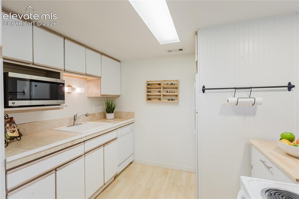 Image 15 of 41: Kitchen