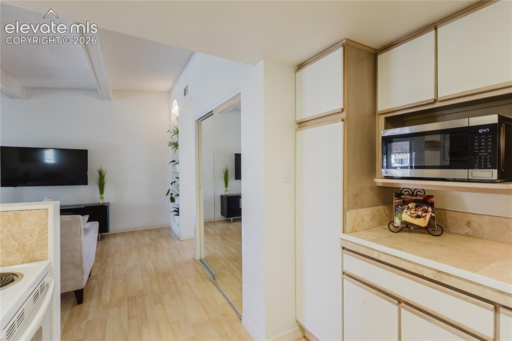 Image 16 of 41: Kitchen