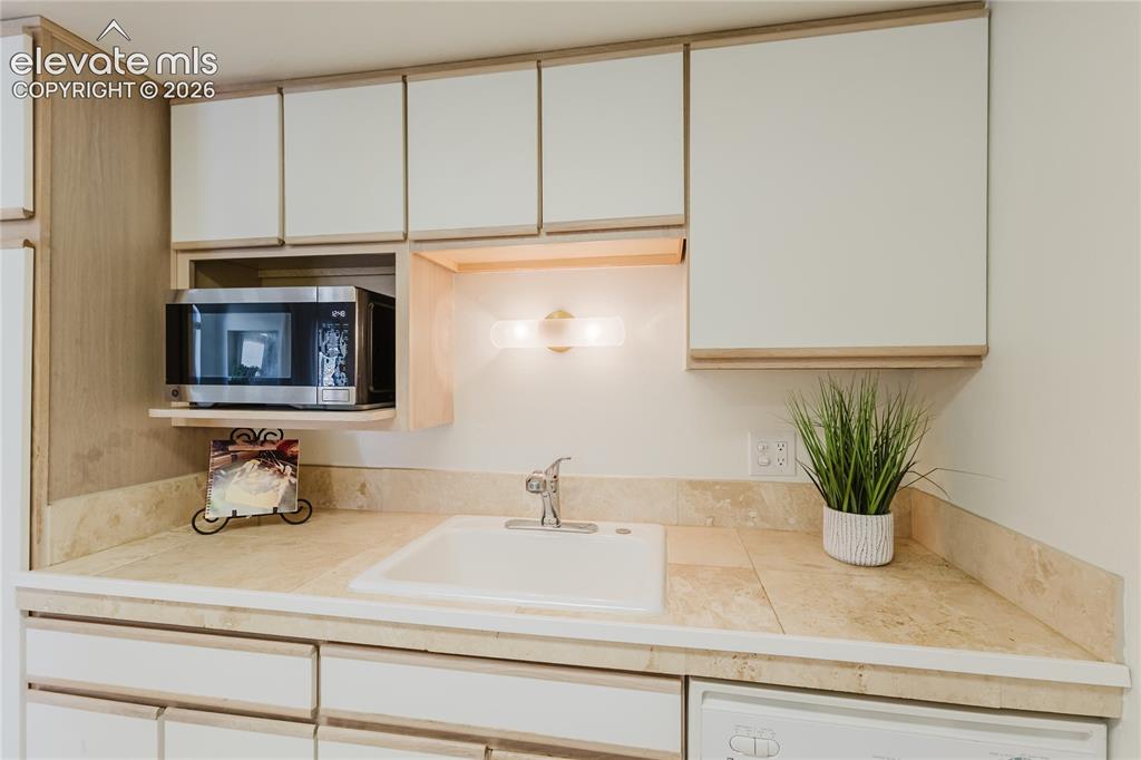Image 17 of 41: Kitchen