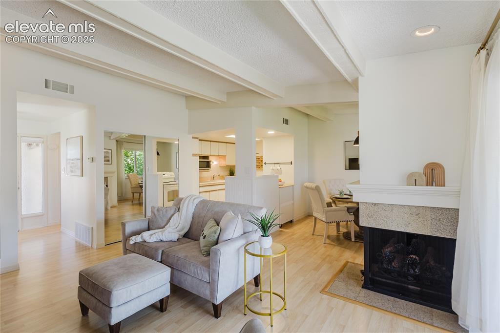 Image 19 of 41: Living Room