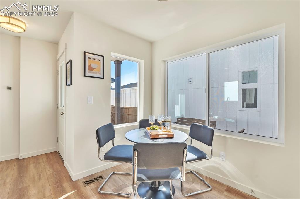 Image 18 of 29: Dining Area