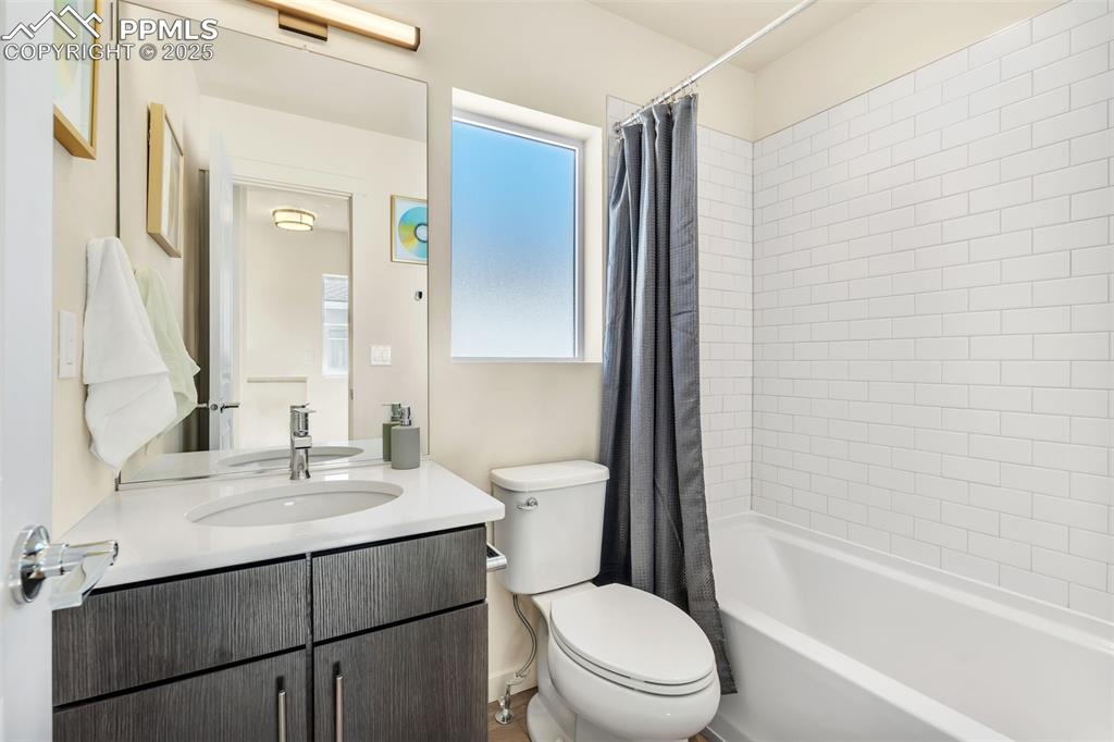 Image 23 of 29: Bathroom