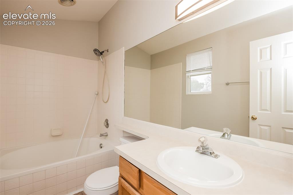 Image 11 of 22: Bathroom