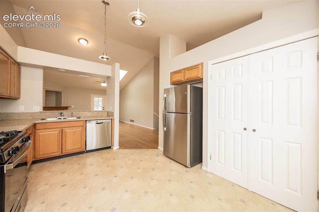Image 7 of 22: Kitchen