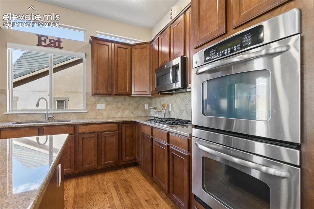 Image 16 of 50: Kitchen