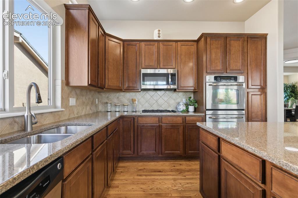 Image 17 of 50: Kitchen