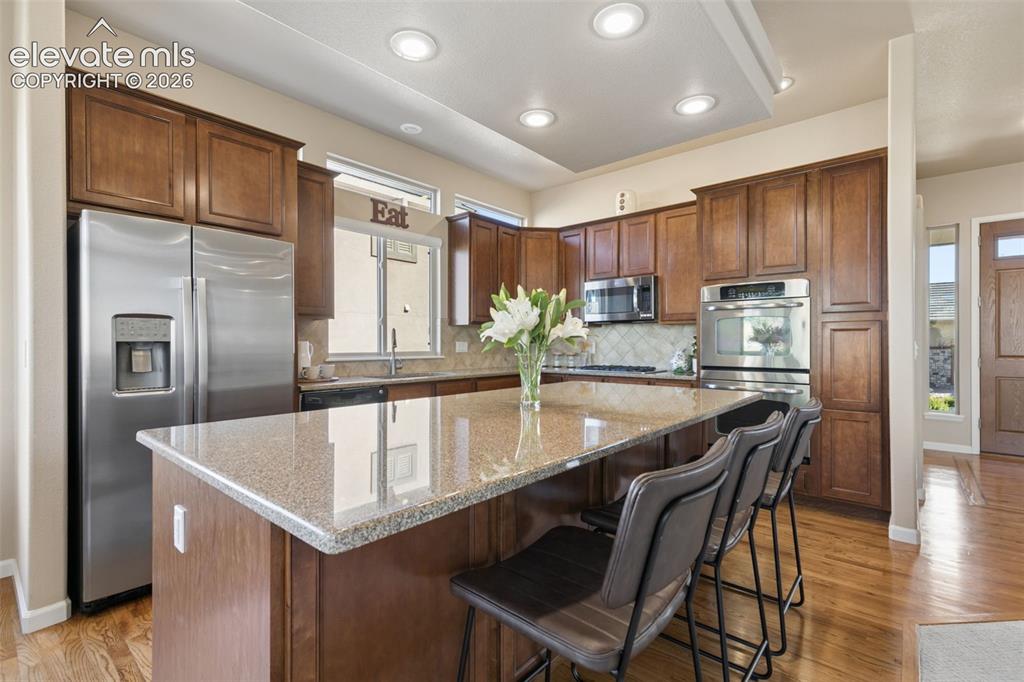 Image 18 of 50: Kitchen