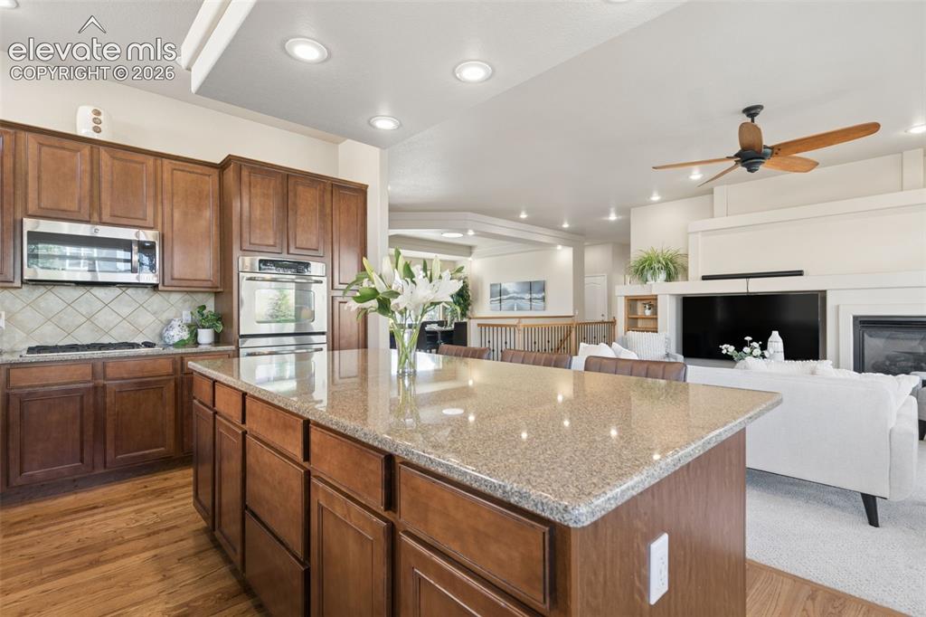 Image 19 of 50: Kitchen