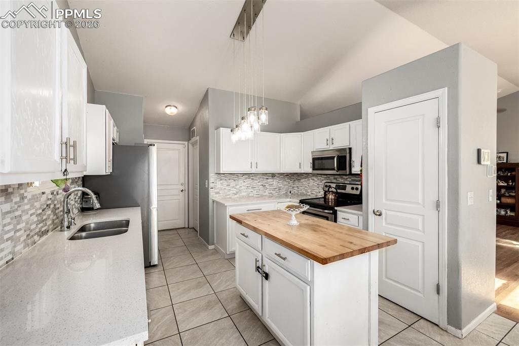 Image 10 of 42: Kitchen