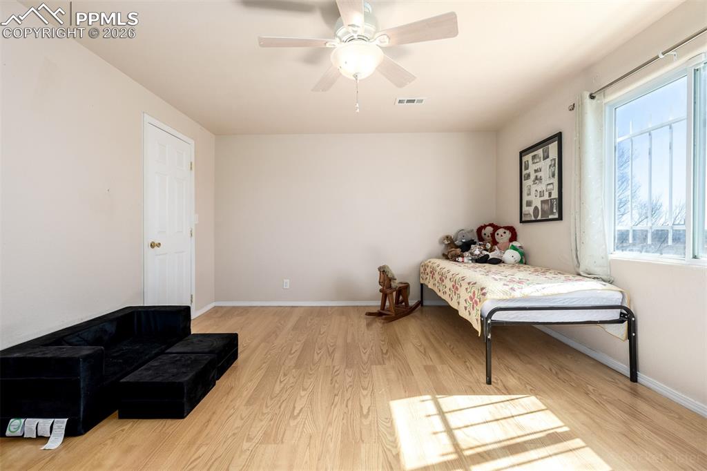 Image 18 of 42: Bedroom