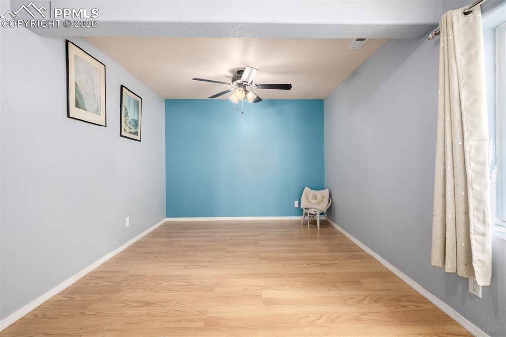 Image 32 of 42: Bedroom