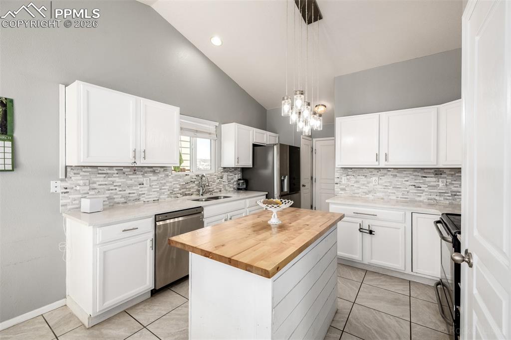 Image 8 of 42: Kitchen