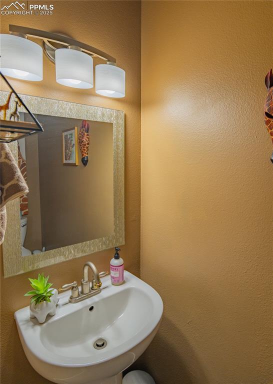 Image 7 of 32: Bathroom