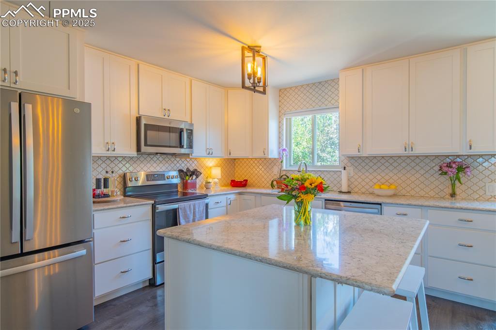 Image 9 of 32: Kitchen