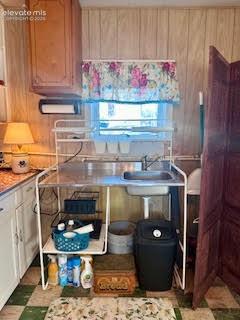 Image 15 of 29: Kitchen