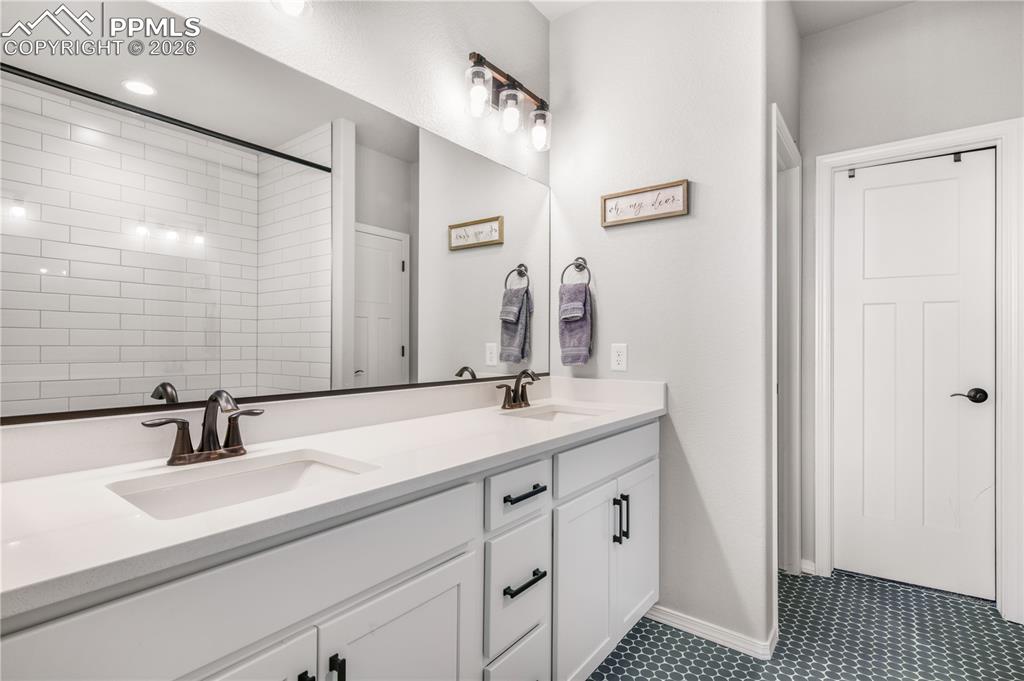 Image 19 of 50: Bedroom