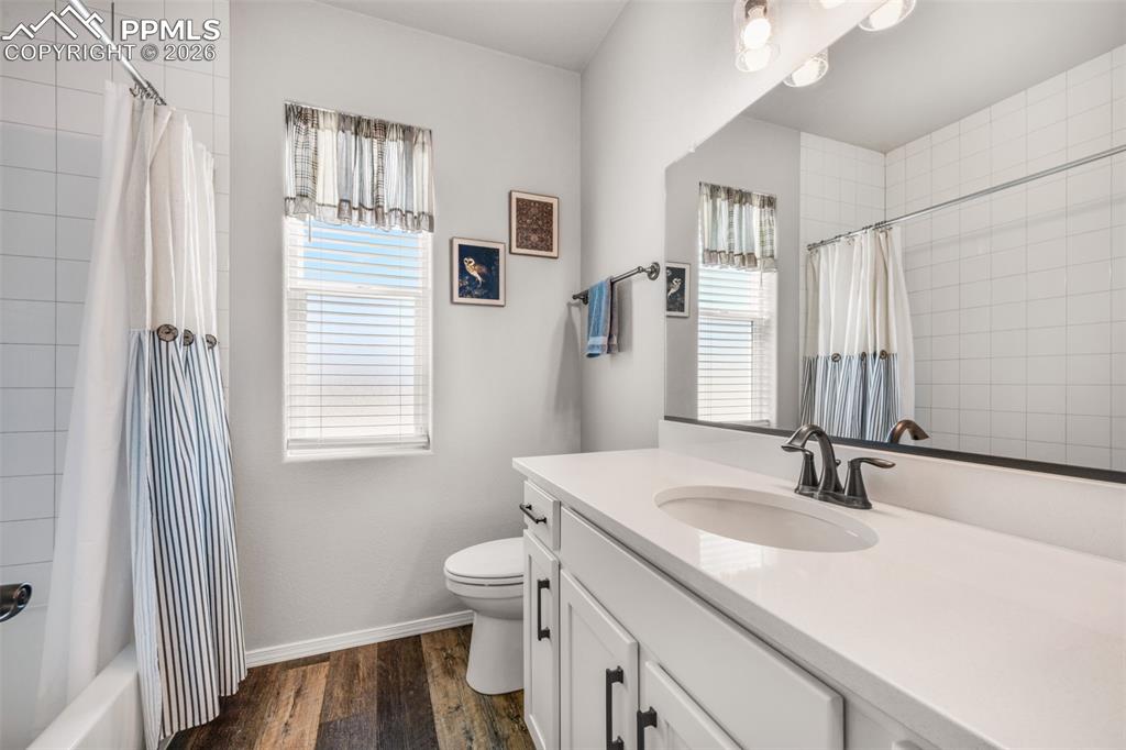 Image 23 of 50: Bathroom