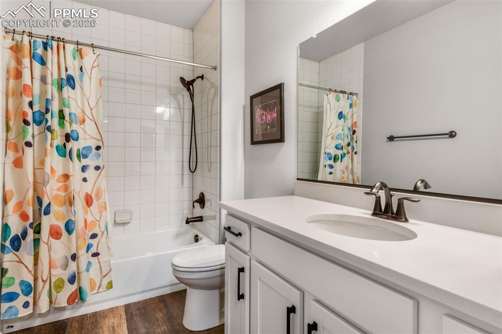 Image 34 of 50: Bedroom