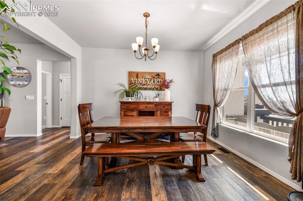 Image 4 of 50: Garage