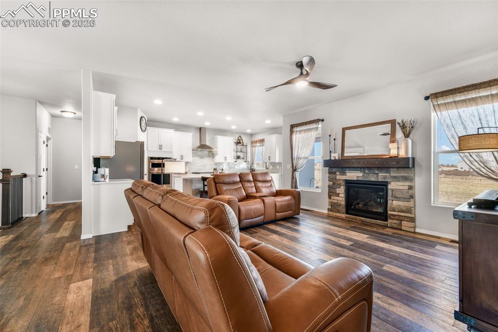 Image 8 of 50: Dining Area