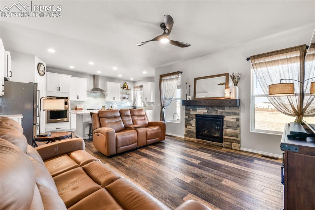 Image 9 of 50: Dining Area