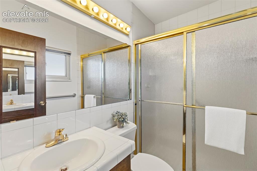 Image 10 of 26: Bathroom