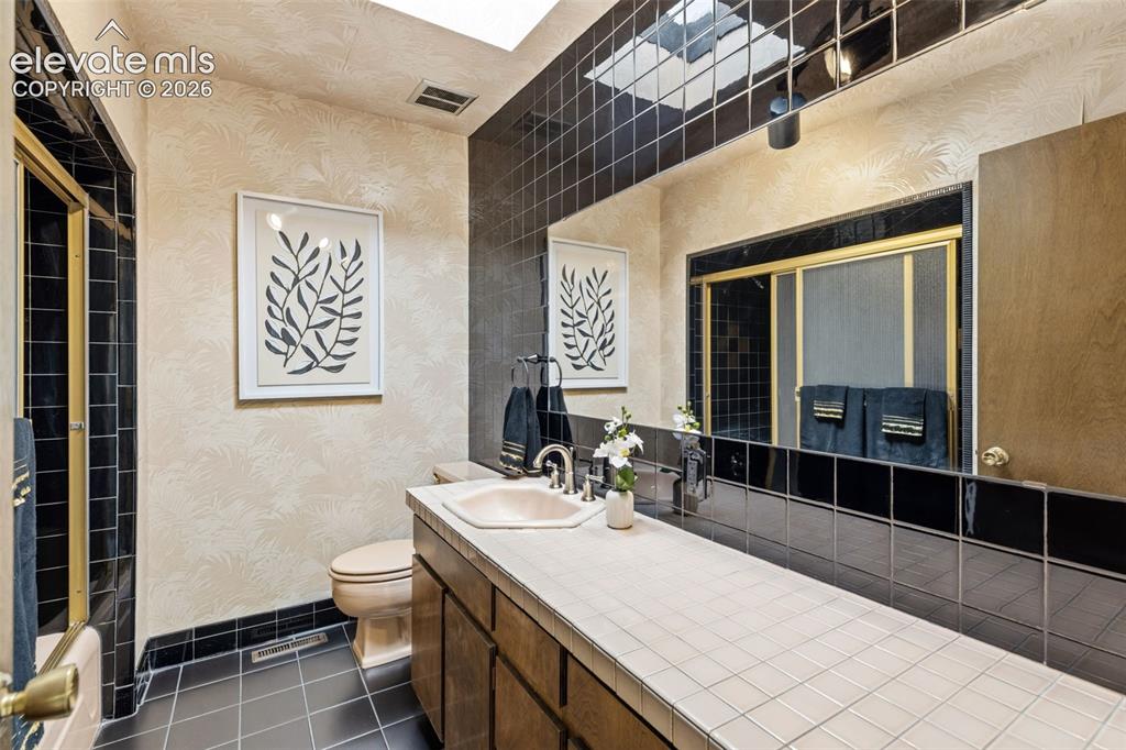 Image 13 of 26: Bathroom
