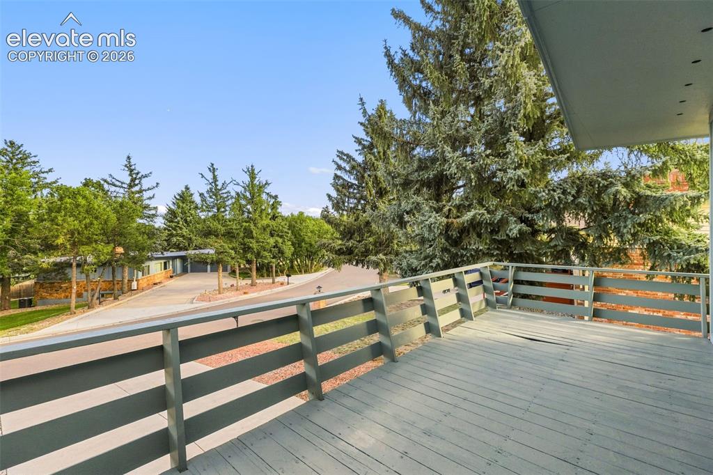 Image 21 of 26: Deck