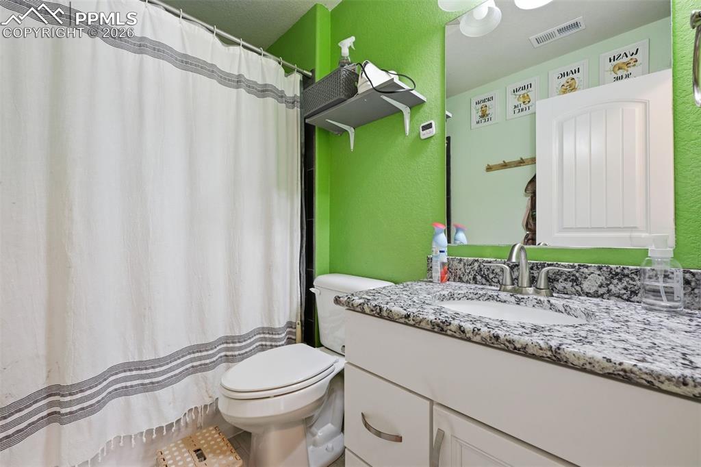 Image 24 of 37: Bathroom