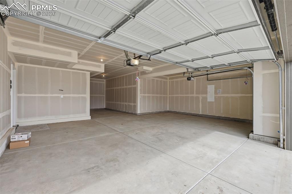 Image 28 of 37: Garage