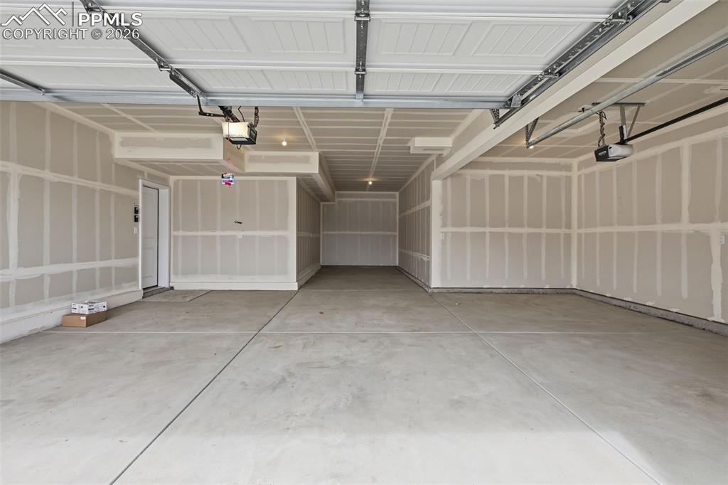 Image 29 of 37: Garage