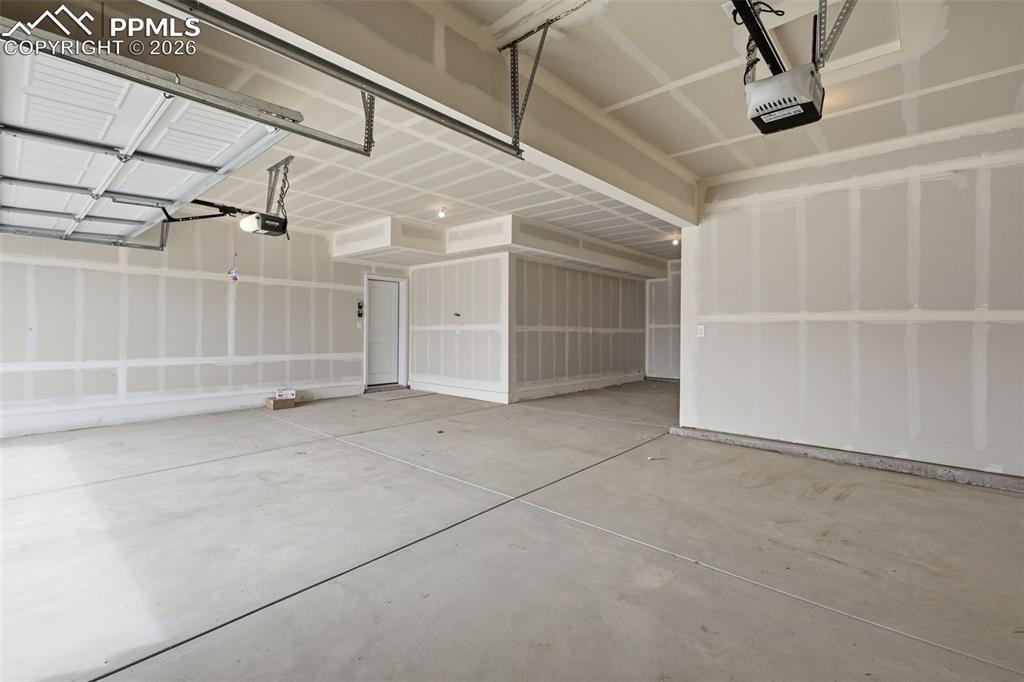 Image 30 of 37: Garage