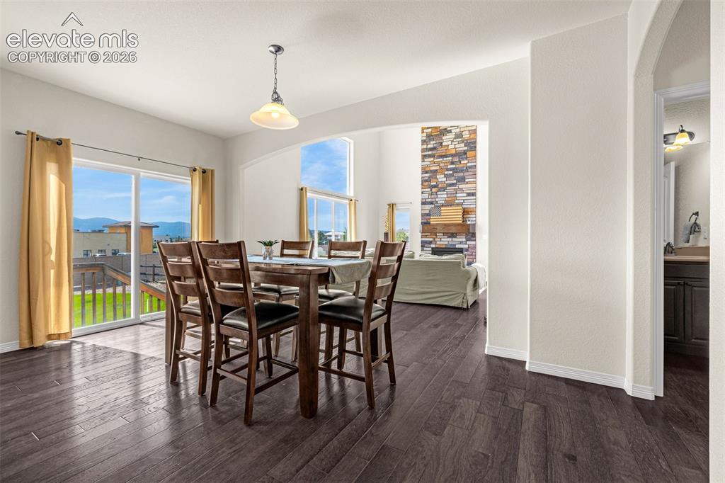 Image 11 of 37: Dining Area
