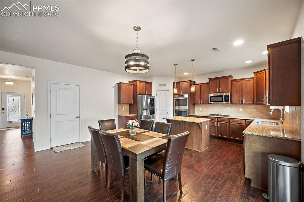 Image 15 of 37: Dining Area