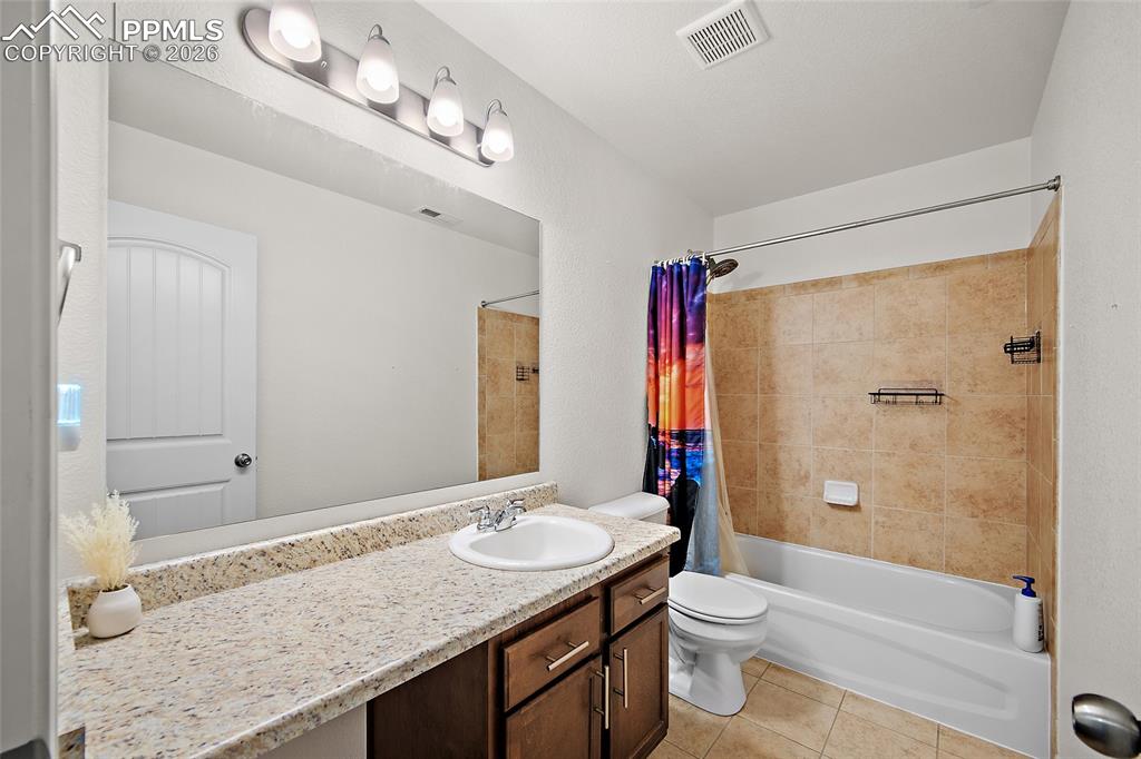 Image 22 of 37: Upper-level bath,  