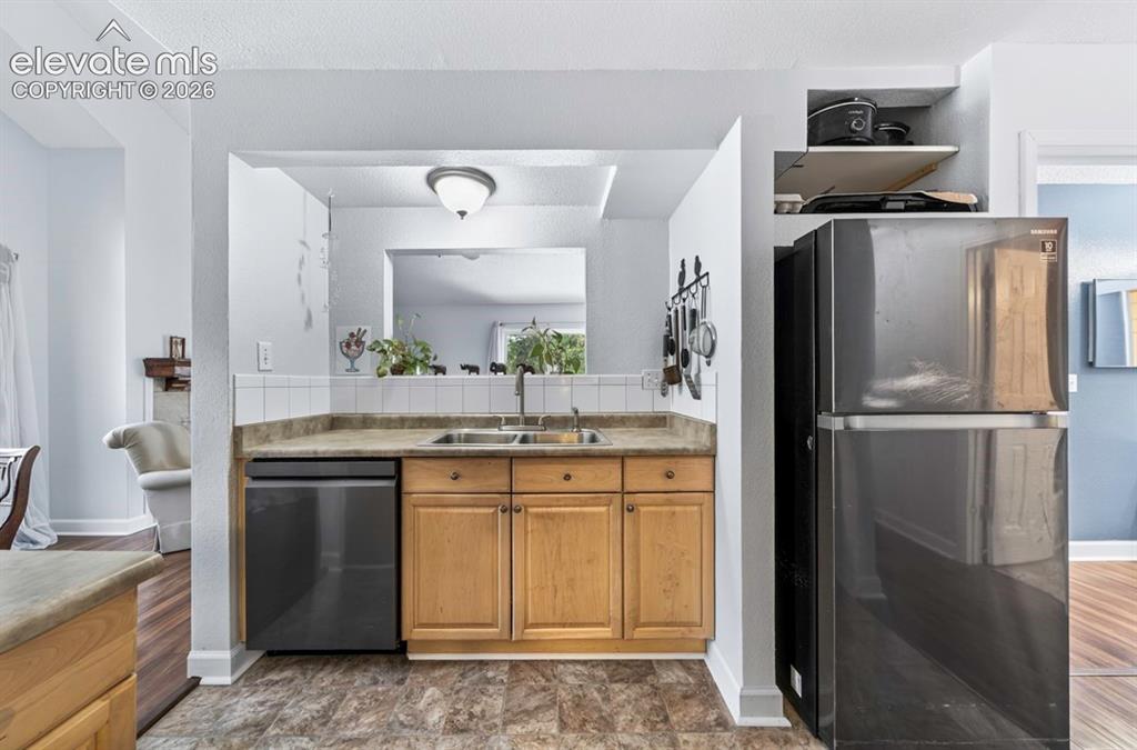 Image 10 of 38: Kitchen