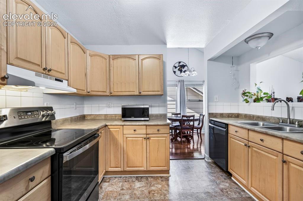 Image 11 of 38: Kitchen