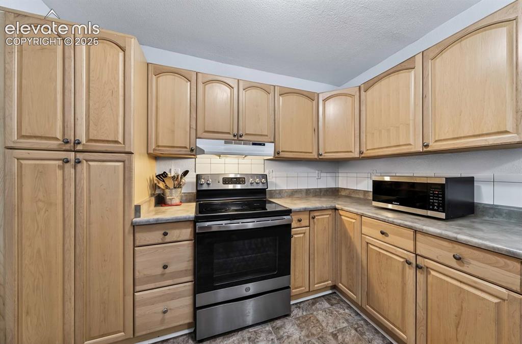 Image 12 of 38: Kitchen