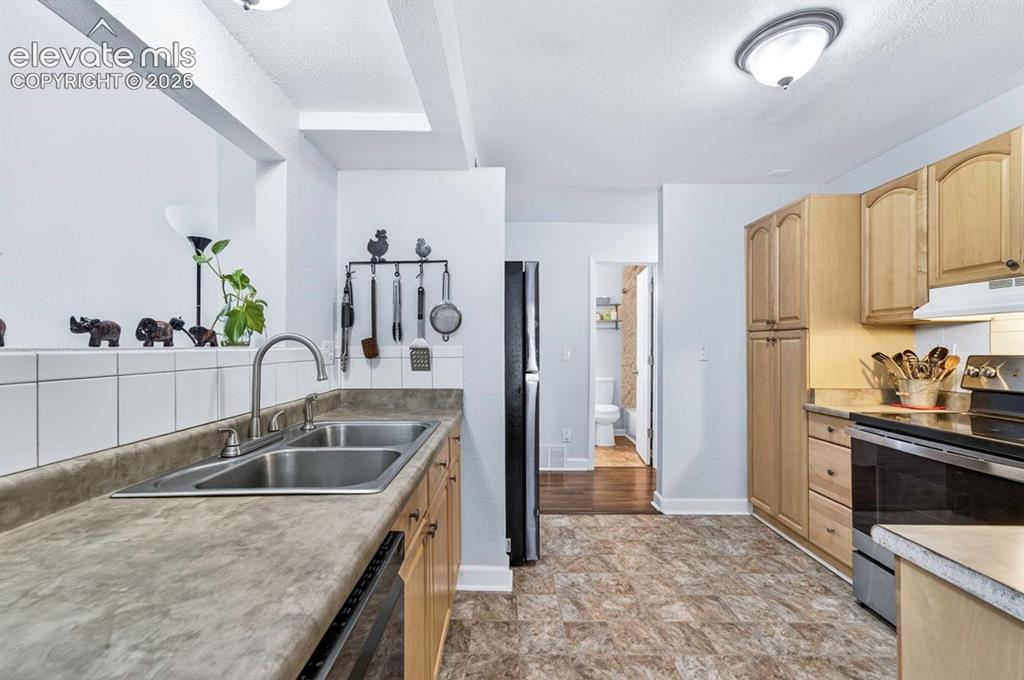 Image 9 of 38: Kitchen